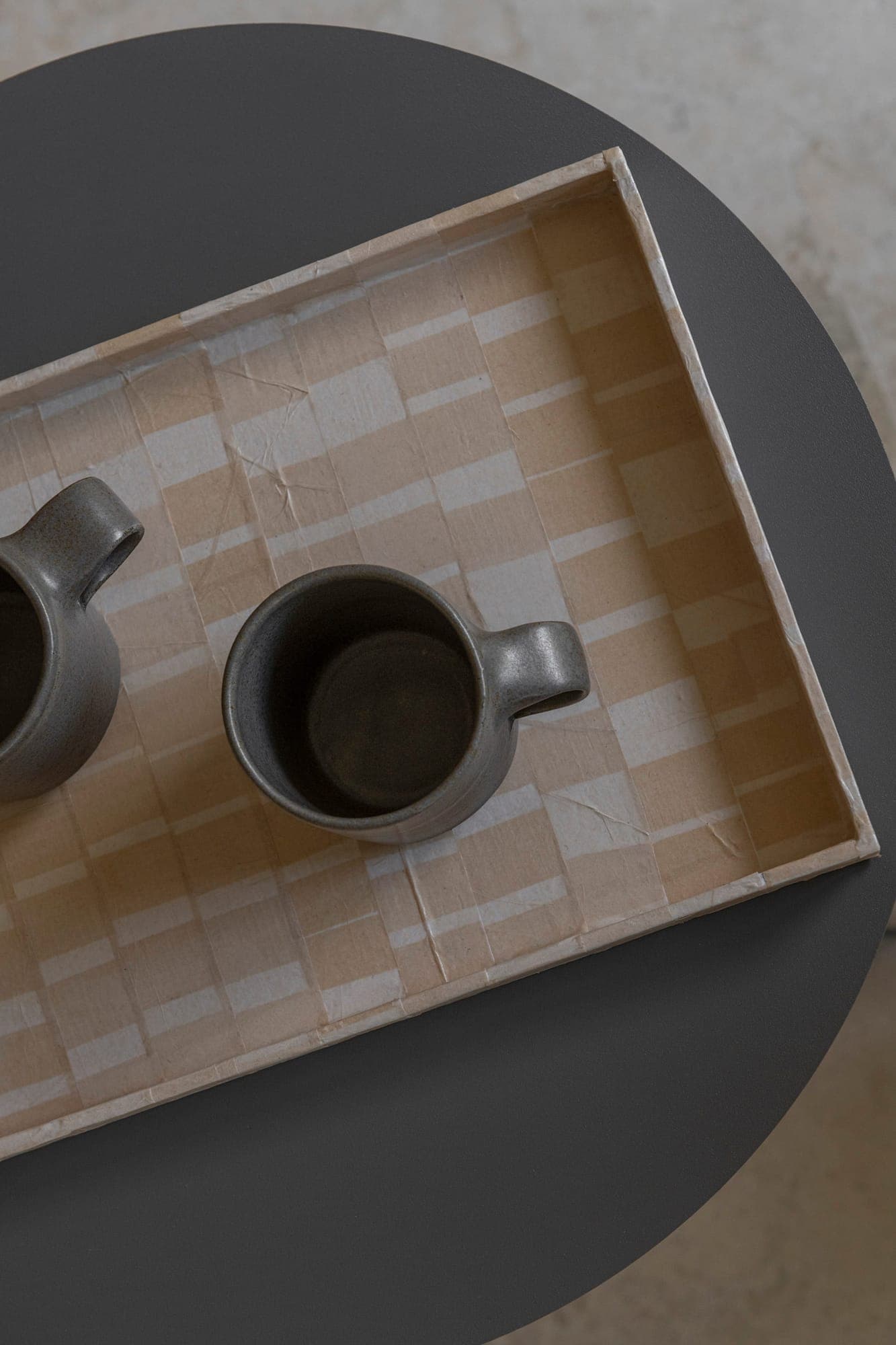 Objetos de diseño y cerámica seleccionados por Regidor Studio